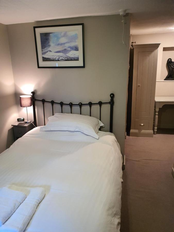 Dragon Inn Crickhowell Eksteriør billede