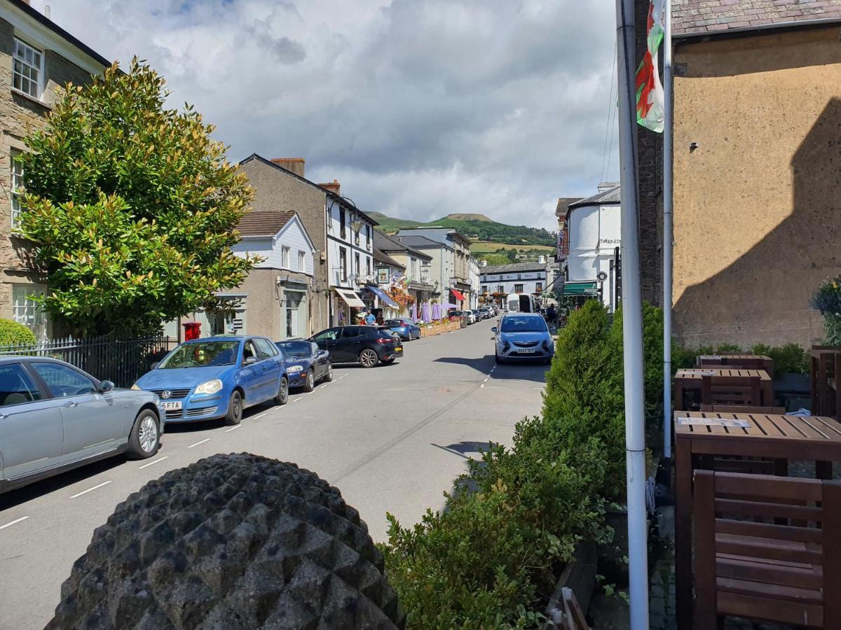 Dragon Inn Crickhowell Eksteriør billede