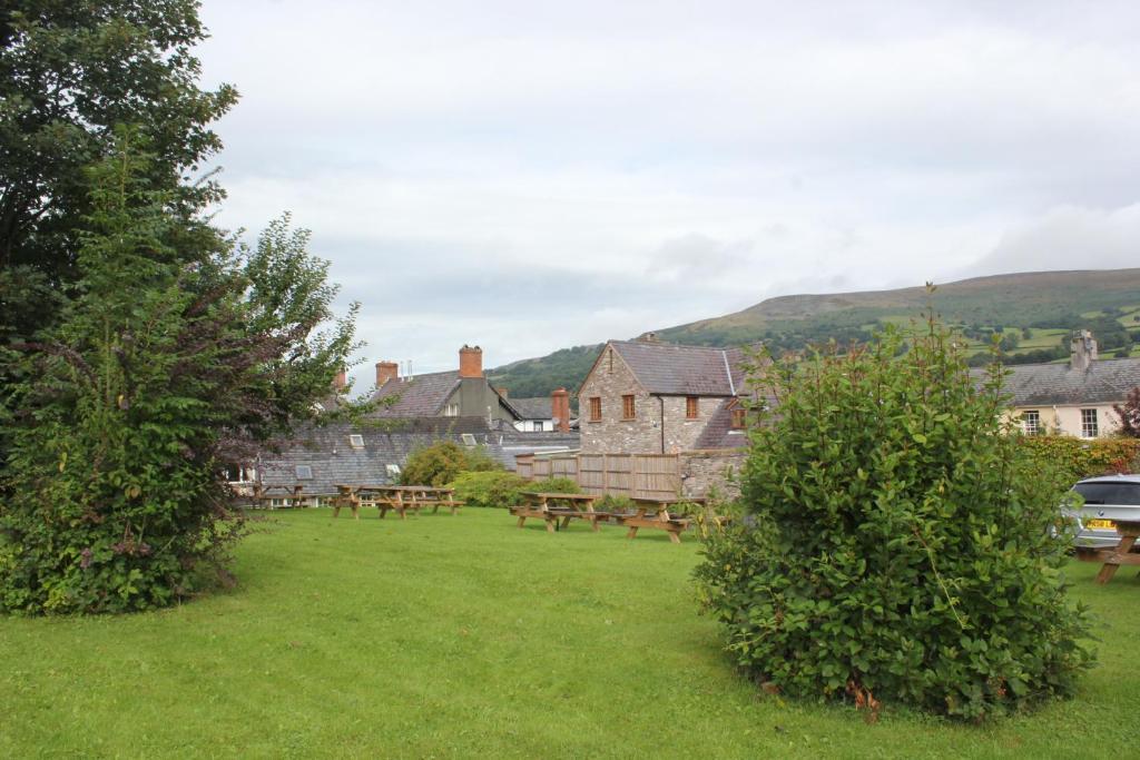 Dragon Inn Crickhowell Eksteriør billede
